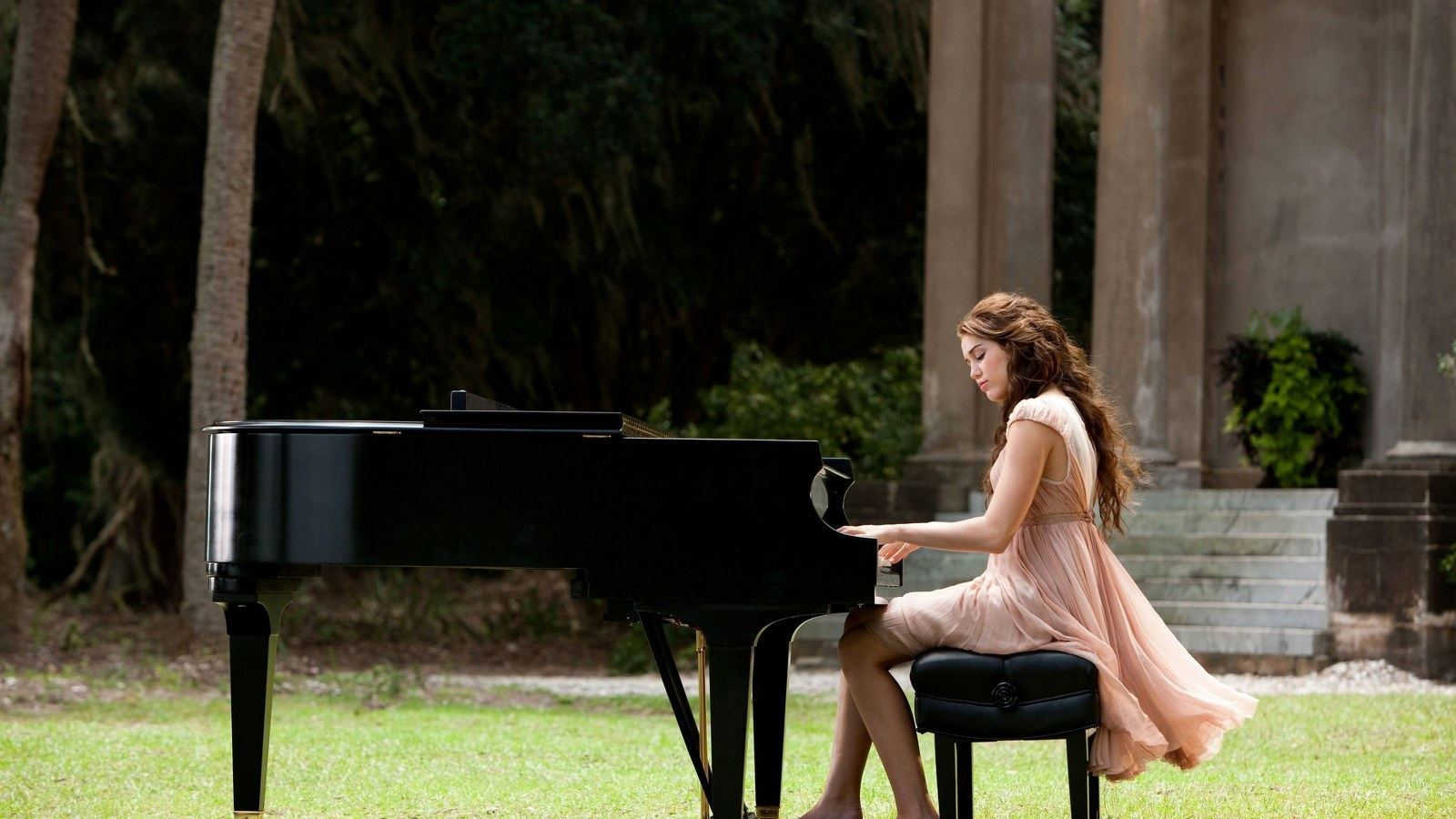 Learn piano at your preferred timing and location